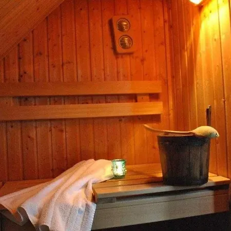 Holiday home Reetdachhaus Weissdorn 1 *
