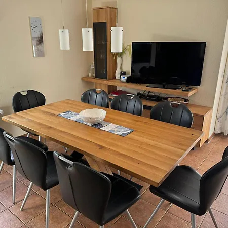 Holiday home Reetdachhaus Weissdorn 1 *